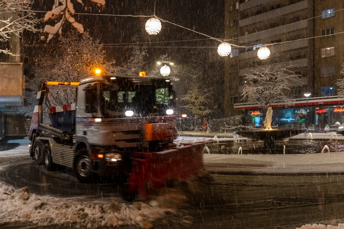 Der Einzige, der bei diesem Wetter noch durchkommt. Doch sogar die Räumfahrzeuge bleiben stellenweise im Feierabendverkehr stecken. Die Weihnachtsbeleuchtung in Uster erhellt wieder die Winternächte.